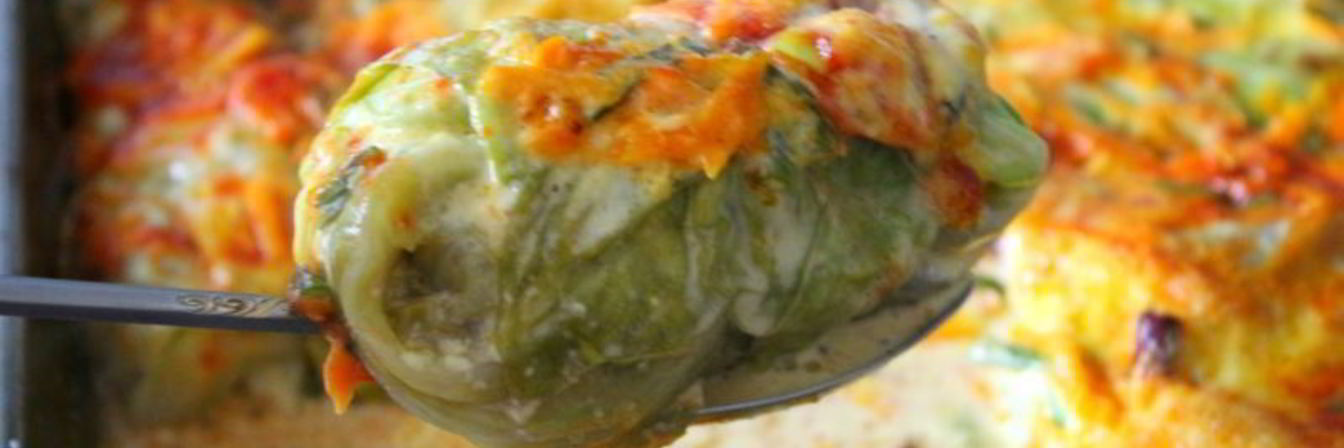 Летние голубцы, запеченные в сметанно-томатном соусе