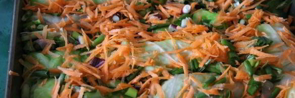 летние голубцы, запеченные в сметанно-томатном соусе