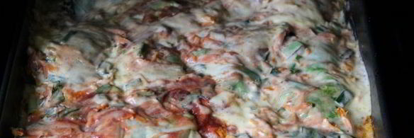 летние голубцы, запеченные в сметанно-томатном соусе