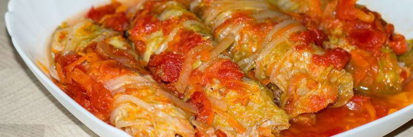 Простые голубцы из пекинской капусты в томатном соусе