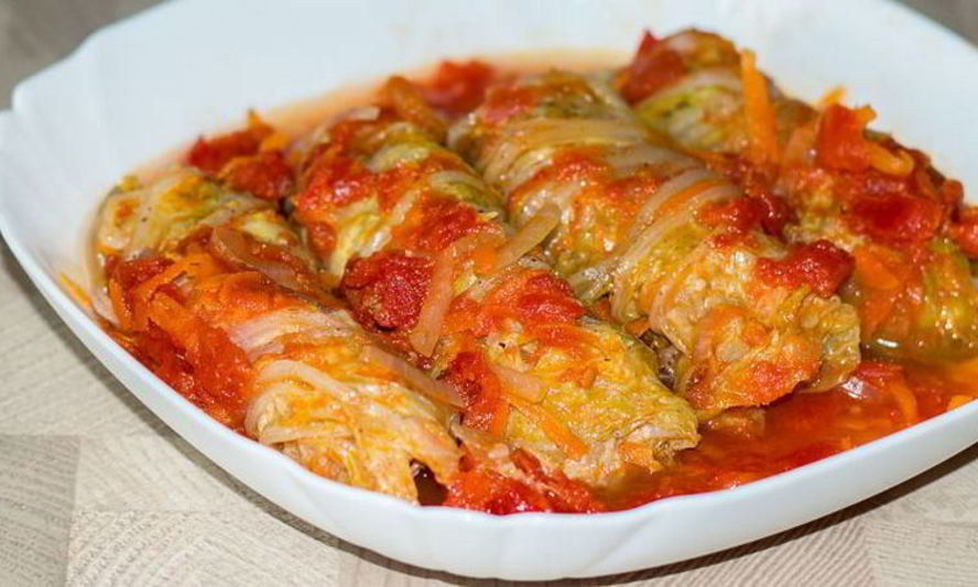 Рецепт простых голубцов из пекинской капусты в томатном соусе