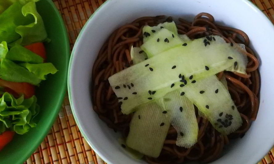 Рецепт гречневой лапши со свежим огурцом