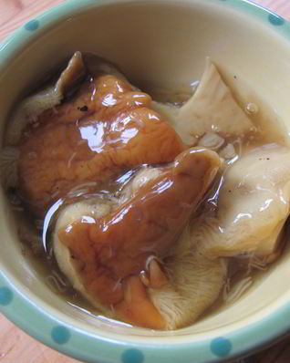 Белые грибы и рыжики в собственном соку