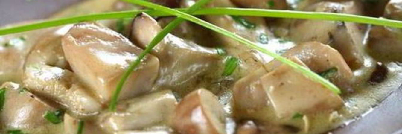 Белые грибы тушенные в сливочном соусе