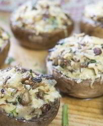 Фаршированные шампиньоны с сыром и зеленью
