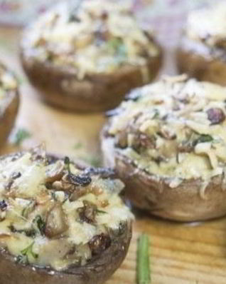 Фаршированные шампиньоны с сыром и зеленью