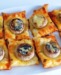 Грибы фаршированные на слоеном тесте