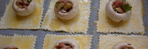 грибы фаршированные на слоеном тесте