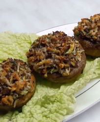 Грибы, фаршированные орехами и сыром