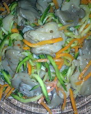 Грибы вешенки с овощами по-корейским мотивам