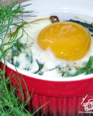 Грибы, запеченные со шпинатом и яйцом