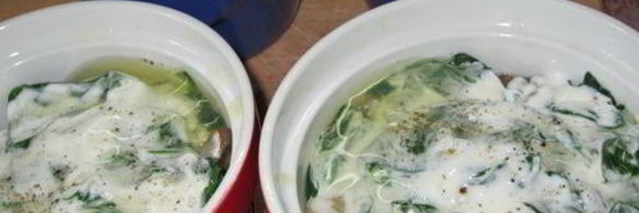 грибы, запеченные со шпинатом и яйцом