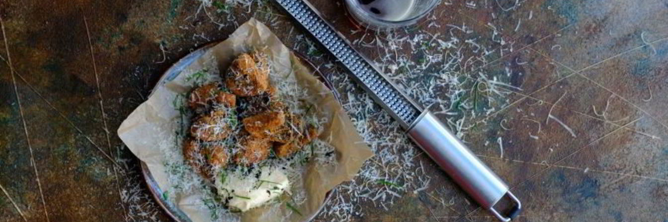 Хрустящие шампиньоны с соусом айоли и трюфельным маслом