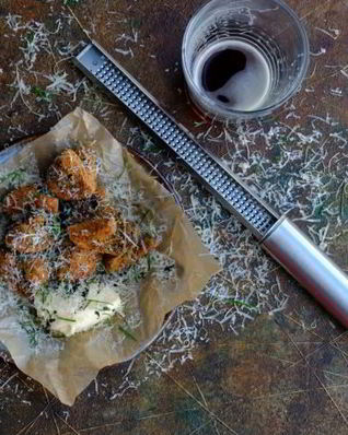 Хрустящие шампиньоны с соусом айоли и трюфельным маслом