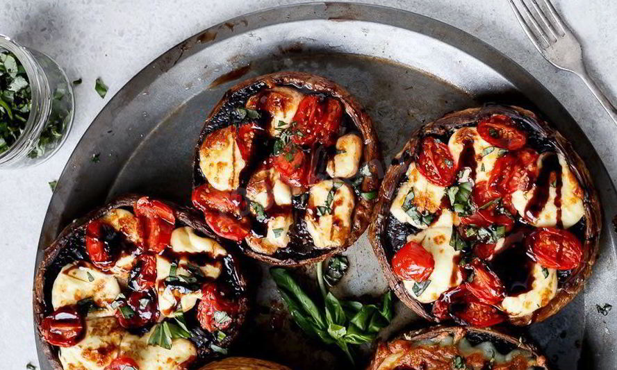 Рецепт королевских шампиньонов запеченных с черри и моцареллой