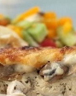 Куриное филе и шампиньоны под соусом Бешамель