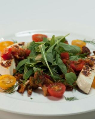 Лисички с жареным адыгейским сыром