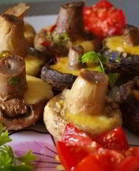 Острые шампиньоны с сыром из духовки