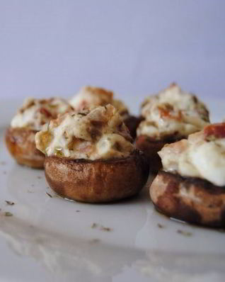 Шампиньоны фаршированные беконом под сырной корочкой