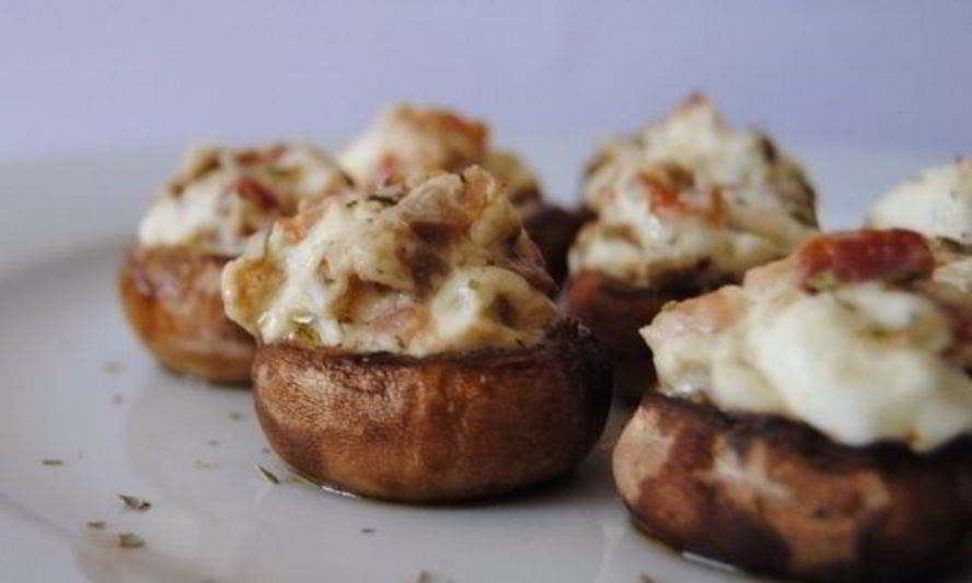 Рецепт шампиньонов фаршированных беконом под сырной корочкой