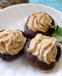 Шампиньоны, фаршированные чечевицей