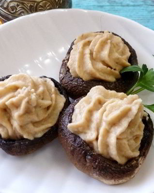 Шампиньоны, фаршированные чечевицей