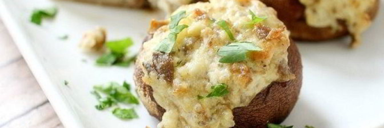 Шампиньоны, фаршированные курицей и сыром