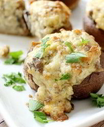 Шампиньоны, фаршированные курицей и сыром