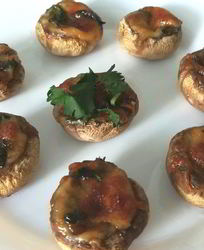 Шампиньоны, фаршированные моцареллой