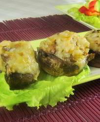 Шампиньоны, фаршированные рисом и сыром