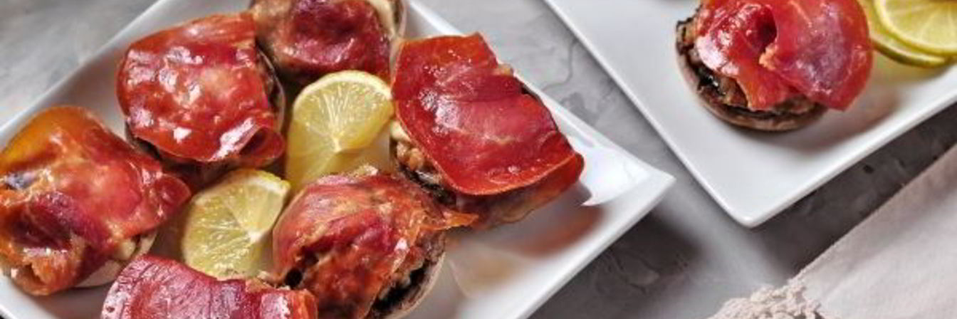 Шампиньоны, фаршированные ветчиной и сыром, в духовке