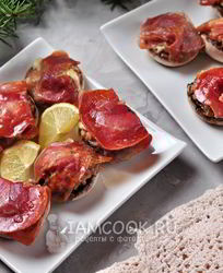 Шампиньоны, фаршированные ветчиной и сыром, в духовке