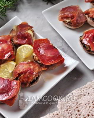 Шампиньоны, фаршированные ветчиной и сыром, в духовке