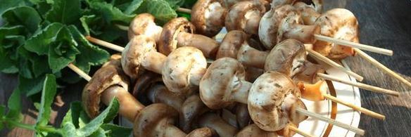 шампиньоны на шпажках на мангале