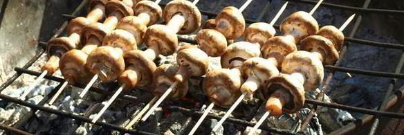 шампиньоны на шпажках на мангале