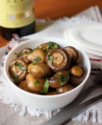 Шампиньоны с чесноком и хересом