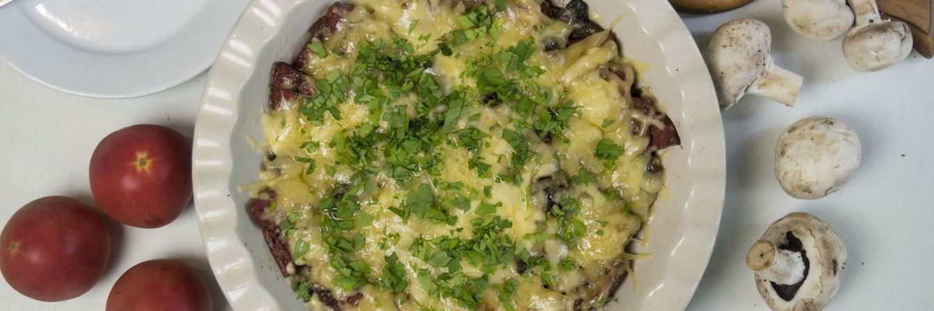 Шампиньоны с колбасой