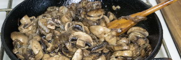 шампиньоны с колбасой