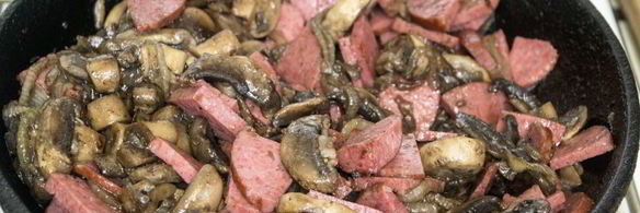 шампиньоны с колбасой