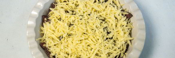 шампиньоны с колбасой