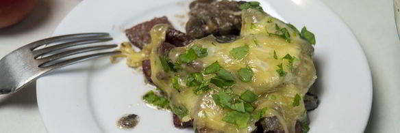 шампиньоны с колбасой