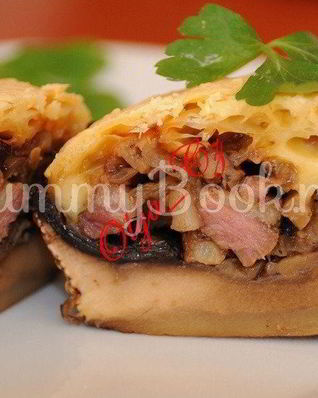 Шампиньоны, запеченные с беконом и сыром