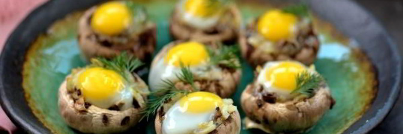 Шампиньоны, запеченные с перепелиными яйцами