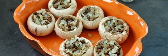 шампиньоны, запеченные с перепелиными яйцами