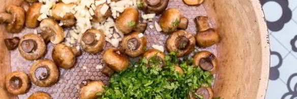жареные шампиньоны с чесноком и кинзой