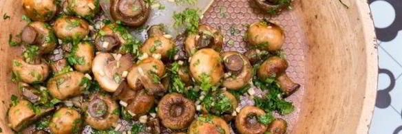 жареные шампиньоны с чесноком и кинзой