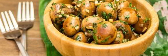 жареные шампиньоны с чесноком и кинзой