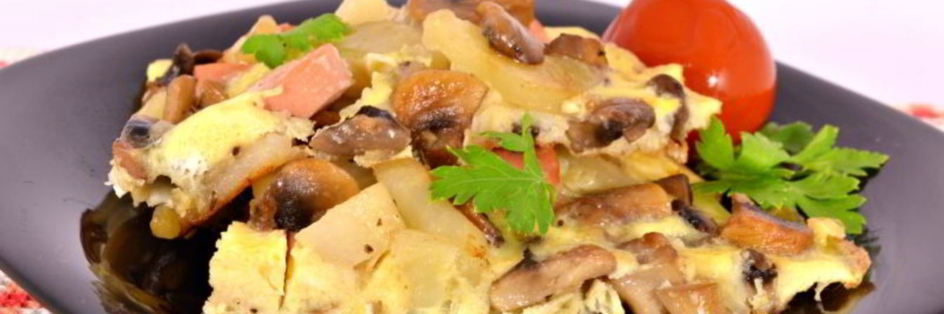 Жареные шампиньоны с картофелем, сосисками и яйцом