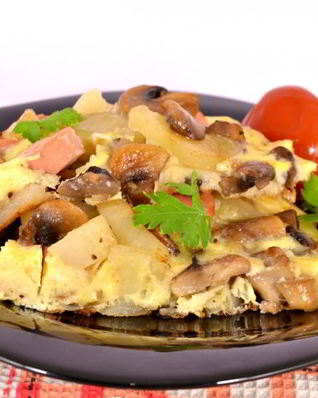 Жареные шампиньоны с картофелем, сосисками и яйцом