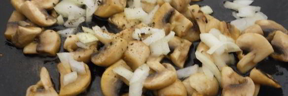 жареные шампиньоны с картофелем, сосисками и яйцом